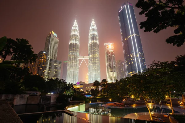 KLCC Park v Kuala Lumpur v noci — Stock fotografie