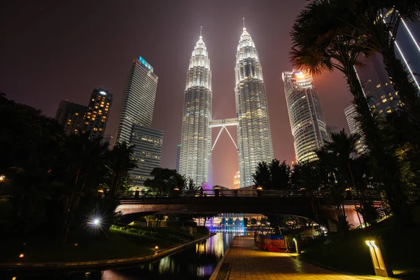 KLCC Park v Kuala Lumpur v noci — Stock fotografie