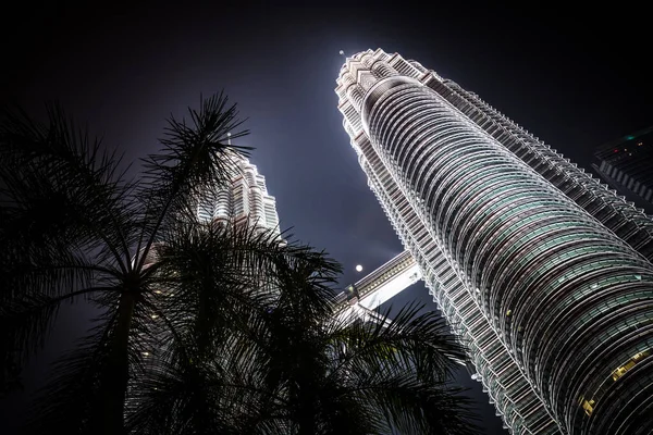 KLCC Park in Kuala Lumpur 's nachts — Stockfoto