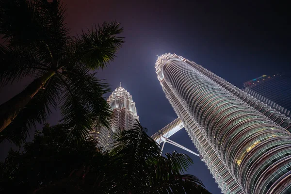 KLCC Park in Kuala Lumpur bei Nacht — Stockfoto