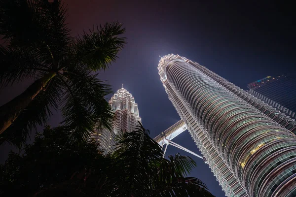 KLCC Park w Kuala Lumpur w nocy — Zdjęcie stockowe