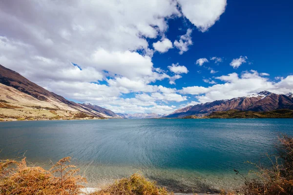 Озеро Вакатипу возле Гленорчи в Новой Зеландии — стоковое фото