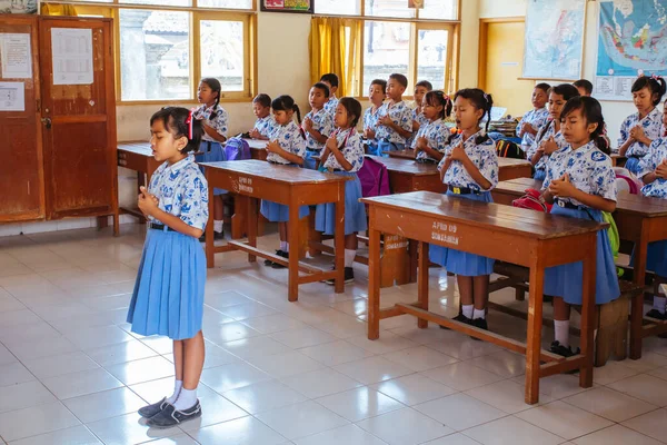 Escola Balinesa de Crianças na Indonésia — Fotografia de Stock