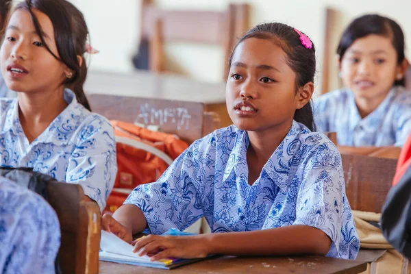 Escola Balinesa de Crianças na Indonésia — Fotografia de Stock