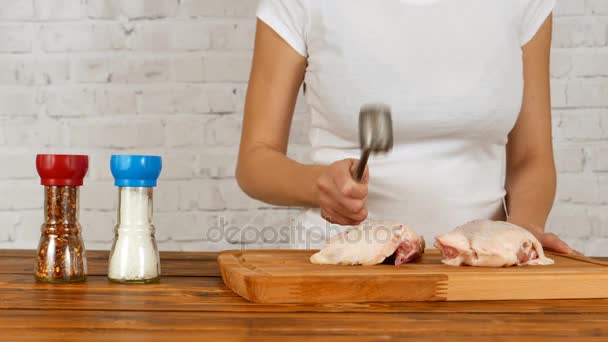 Женщина бьет курицу молотком. — стоковое видео