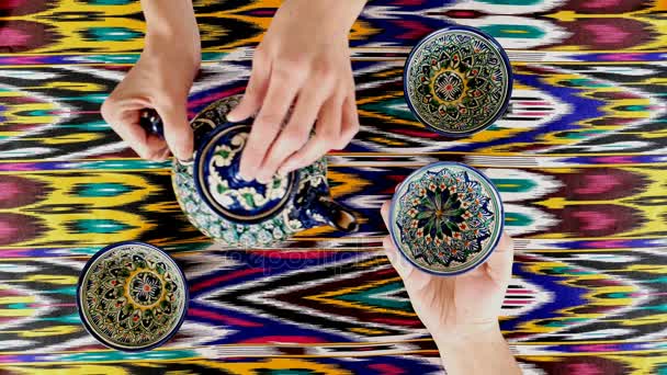 Turistické pití čaje z pials. Samarkand, Uzbekistán. Orientální kuchyně — Stock video