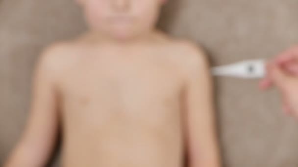 Mutter misst Temperatur seines Sohnes mit Thermometer — Stockvideo