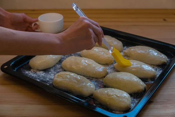 Vrouw maken zelfgemaakte aardappel taarten met kruiden en greens — Stockfoto