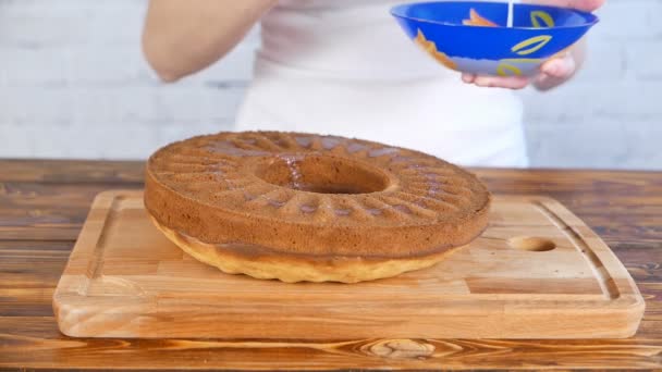 Vaření koláč plněný krémem. Žena šíření krémem na upečené těsto. — Stock video