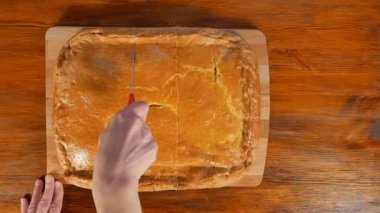 Kadın kesme ev yapımı pasta et ve otlar ile