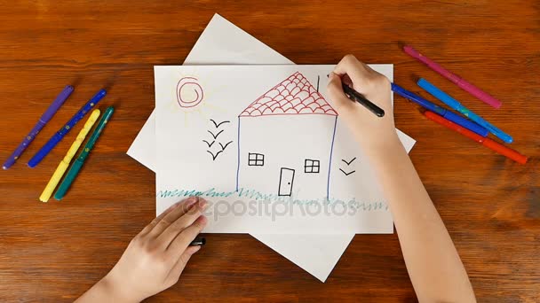 Niño está dibujando casa con marcadores — Vídeo de stock