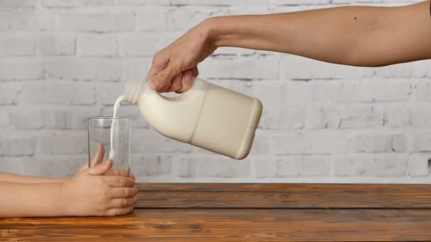 Mãe derramando leite para o café da manhã — Vídeo de Stock