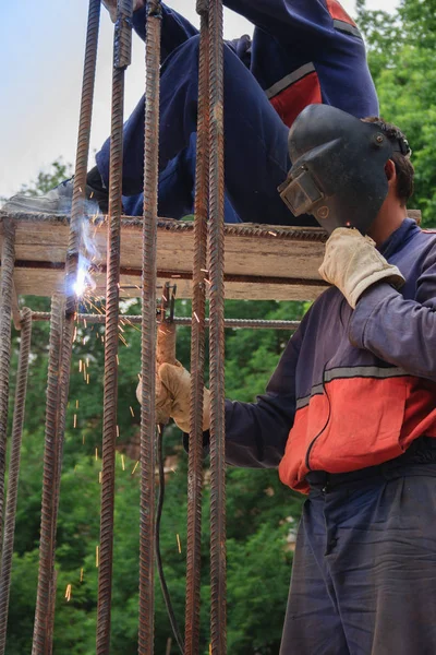 Незаконні мігранти, які працюють в будівництві як зварювальник — стокове фото