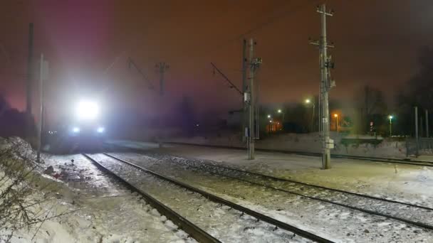 Treno moderno viaggia di notte in città, video dinamico — Video Stock