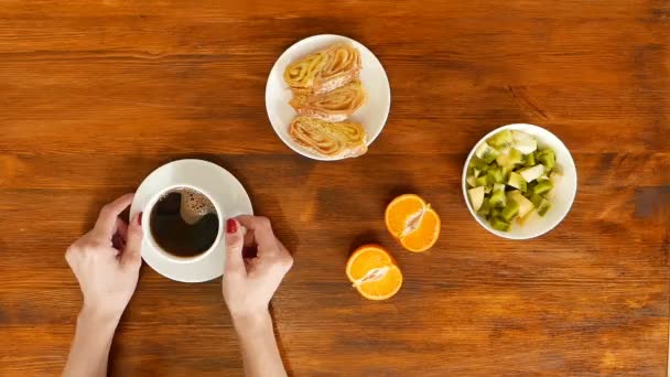 Kvinna med kaffe för frukost på café — Stockvideo