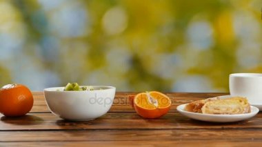 Kadın Bahçe ve dökme kahve kendini odaya hazırlamak