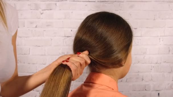 Peluquero hace un peinado elegante niñas — Vídeos de Stock