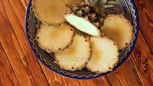 Ananas avec des tranches tournant sur plat asiatique — Video
