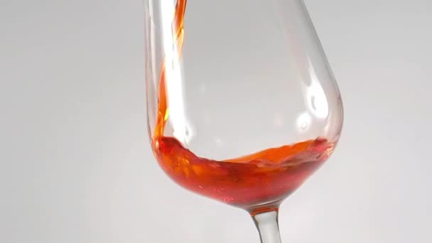 Primer plano de verter vino tinto dulce en vaso — Vídeo de stock