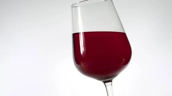 白地に赤の甘口ワインで素敵なガラスを分離 — ストック写真
