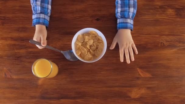 Mor hälla mjölk i majsflingor som äta hennes son — Stockvideo