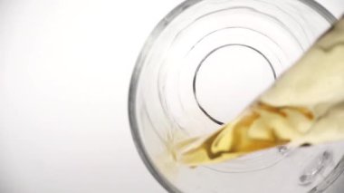 Ağır çekim cam çay bardağı içine dökme çay