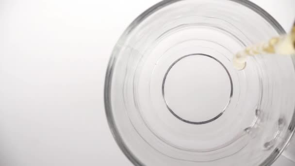 Cloes up de derramar chá em copo de chá de vidro, vista superior — Vídeo de Stock