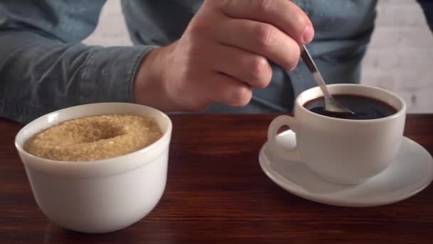 現代のスマート フォンを持つビジネスマンがカフェでコーヒーを飲む — ストック動画