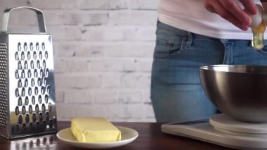 Hamur ve kase, ağır çekim içine kırık yumurta hazırlama kadın