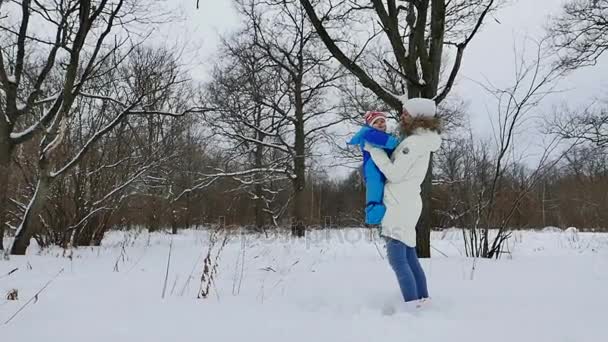 Mulher e criança brincando no parque de inverno — Vídeo de Stock