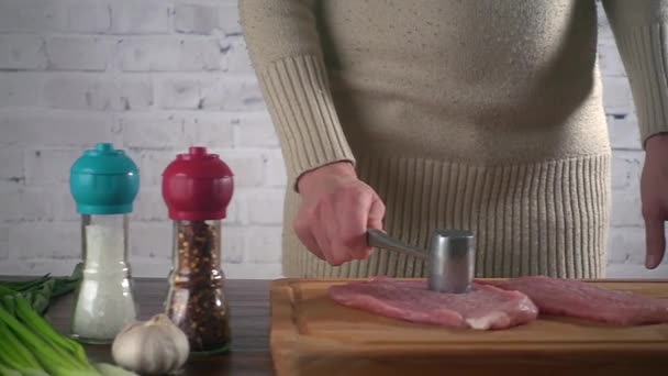 Mulher bate pedaço de carne na cozinha, câmera lenta hd vídeo — Vídeo de Stock