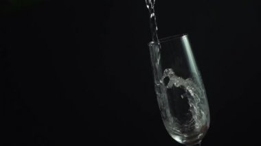 Cam şampanya içine dökme ile kapatın. Ağır çekim hd video