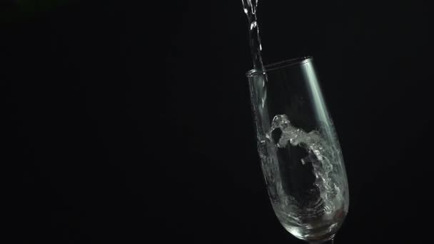 Close up van glas met champagne gieten in het. Slow-motion hd video — Stockvideo