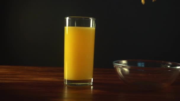 Flocons de céréales tombant dans un bol en verre, sur fond noir ralenti vidéo HD — Video