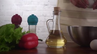 Şef hamur hazırlayın ve çatlaklar kaseye, ağır çekim hd video yumurta