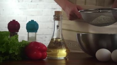 Kadın pizza hamur ve ekmek un, hareketli hd video yavaş olun