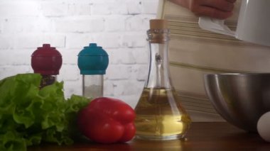 Ağır çekim hd video kadın ve un ile kompozisyon