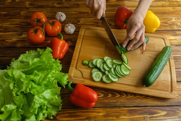 Salatalık salatası, sağlıklı gıda kavramı için doğrama kadın