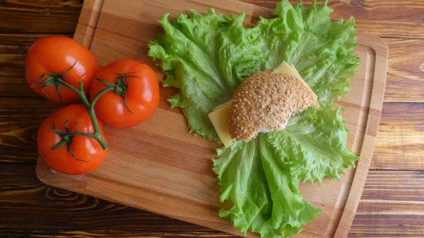 En del av naturliga fastfood hamburgare ovanifrån på salladsblad — Stockfoto