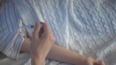 Anne dertlerin oğlu, ağır çekim hd video sıcaklık ölçer