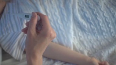 Anne ve onu refakatçiler oğlu yatak ölçüm sıcaklık, ağır çekim