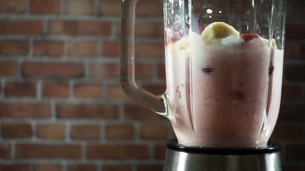 Blender egy banán strawberry tej smoothie a konyhában, lassú mozgás — Stock videók