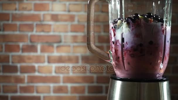 Блендер с ежевикой и киви молочный коктейль на кухне, замедленная съемка — стоковое видео