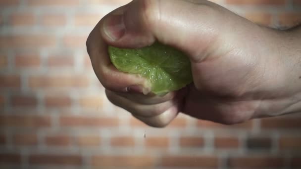 Kucharze dłoni ściska zielonej limonki, szczegół zwolnionym tempie hd wideo — Wideo stockowe