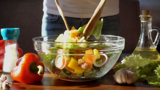 Mujer mixta ensalada saludable en la cocina, cámara lenta hd video — Vídeo de stock