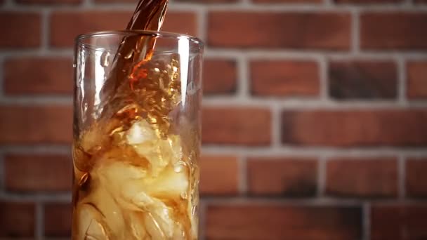 Cola mit Eis. Cola mit Eis und Blasen in ein Glas gießen. Zeitlupe 240 fps Video — Stockvideo