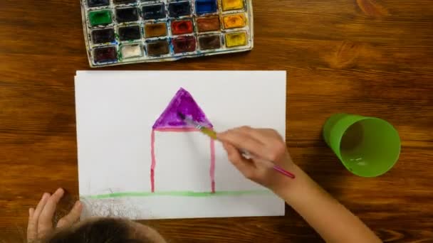 Lány festés rózsaszín ház ecset és a víz színe, time lapse 4k videó — Stock videók