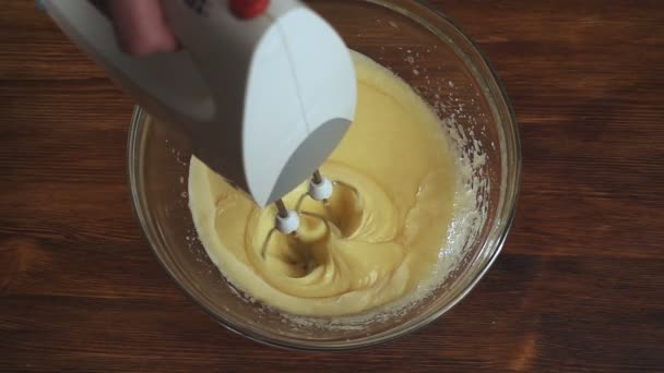 Frau Schneebesen mit Mixer Eier mit Butter und Zucker, Zeitlupe hd video — Stockvideo