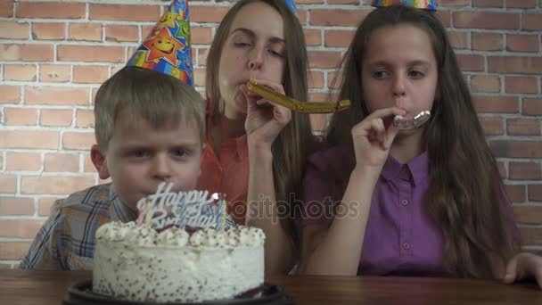 Parti, mutlu bir aile küçük çocuk, yavaş hareket, doğum günü kutlamaları, doğum günü pastası mumlar dışarı küçük çocuk darbeler. — Stok video