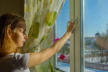 Kadın karlı manzara güneşli soğuk gün arıyor